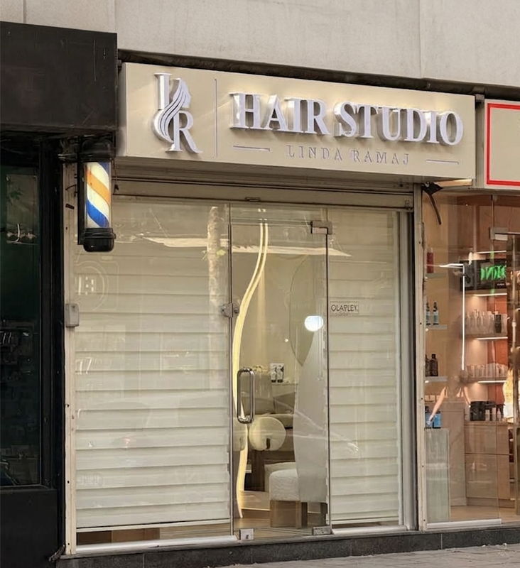 Fasada e Hair Studio Linda Ramaj me tabelën e sallonit, Rruga Myslym Shyri, Tiranë
