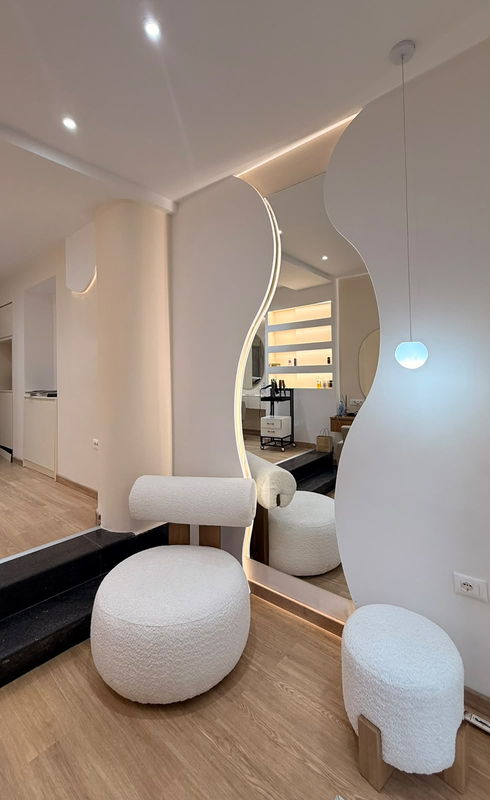 Zona e pritjes në Hair Studio Linda Ramaj me ndenjëse elegante dhe pasqyrë dekorative